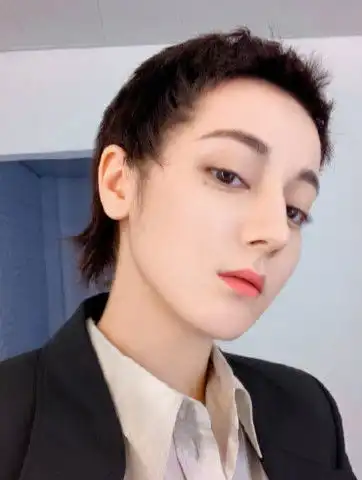 热巴更新微博动态,罕见晒出自拍寸头照,短短8字让网友不淡定