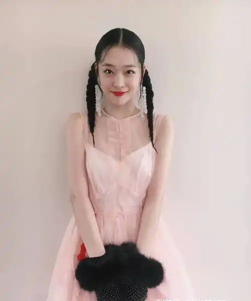 娱乐圈9位女星都用的发型,杨幂热巴清纯少女,不及金泫雅的复古