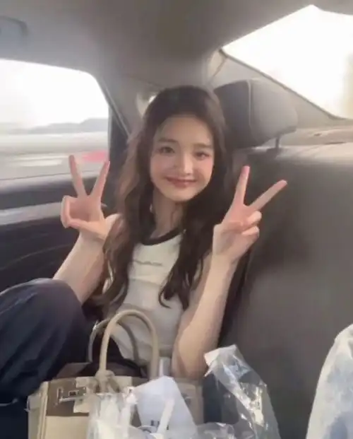 王思聪带新女友狂买奢侈品女方长得很像孙一宁