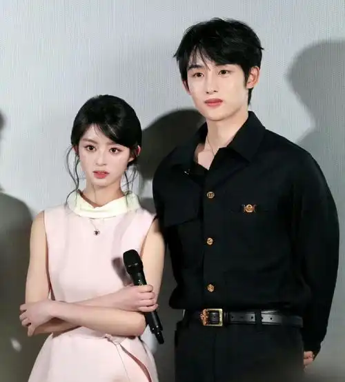 美得移不开眼00后女演员黄杨钿甜参加活动,一颦一笑撩人心弦