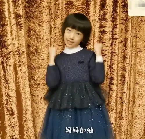 45岁金巧巧五官精致似芭比,竹竿腿暴瘦,女儿脸黑颜值差距大