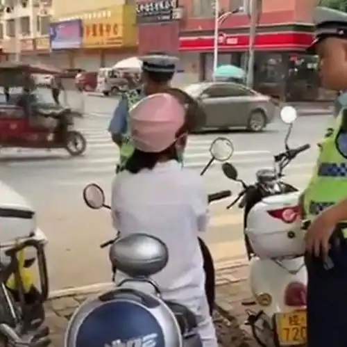 无证驾驶摩托被抓,女子胡搅蛮缠抢钥匙我没证但我有钱