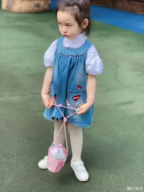 小公主长大了董璇女儿托腮捧脸杀萌翻众人
