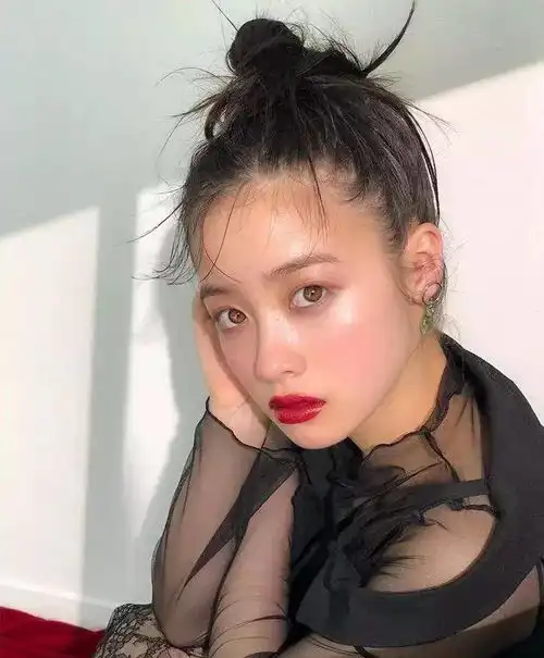 14岁因照片爆红网络,被称为千年一遇的美少女为何逐渐沙雕