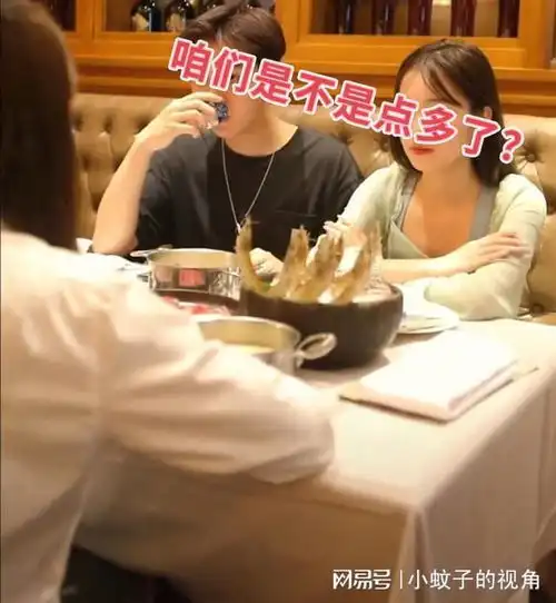 男生请女生吃饭,发现钱包里余额不足,女朋友这样做给足面子