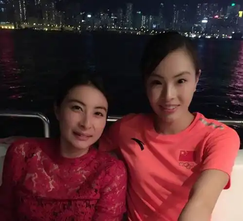 吴敏霞拒绝霍启山,嫁给相恋7年的播音员男友,平凡人生也精彩
