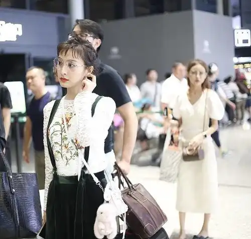 吴昕穿透视衫现机场,含胸瞪眼显憔悴,网友说好的女神气质呢
