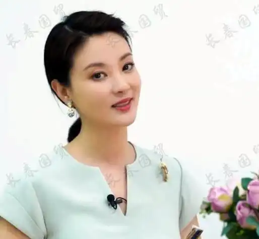 央视主持人刘芳菲近照曝光,知性优雅气质出众