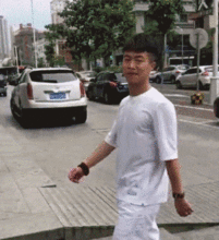 爆笑gif动态图会一字马的女孩至少可以引得朋友开怀大笑