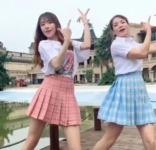 超美母女合照火了,3人同框似姐妹,网友谁是闺女谁是妈