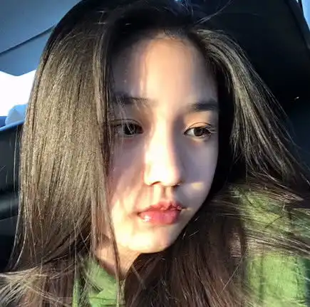 汪峰演唱会大女儿兴奋站椅子上跟唱,章子怡全程伸手保护她,超暖
