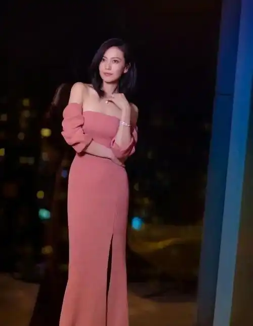 路人街拍,靓女精致时尚充满御姐范,选择暗红色的西装,非常显白