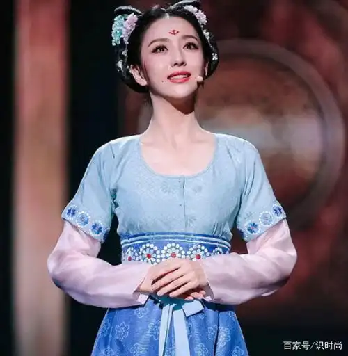 郭晶晶穿汉服出席活动,头一次见她古装扮相,头上的配饰好少女心