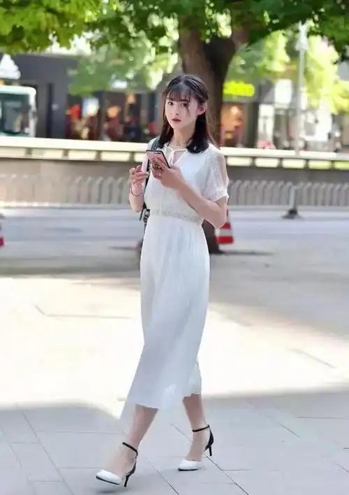 时尚穿搭美女甜美又仙气,看着很优雅