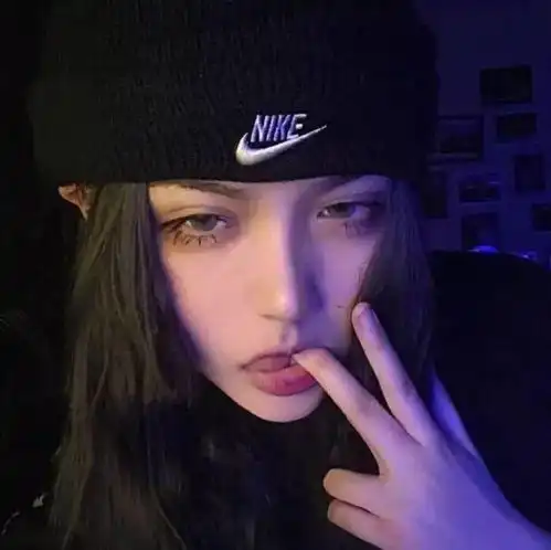 女生头像你本无意穿堂风,偏偏孤倨引山洪