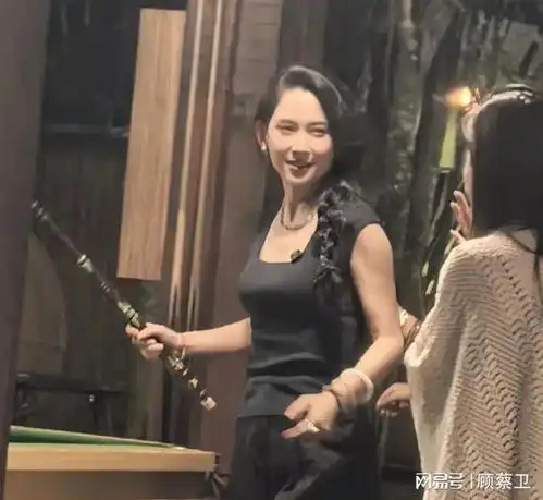 偶遇汪峰小女友,头发毛躁凌乱显老,身材性感迷人,突然懂了汪峰