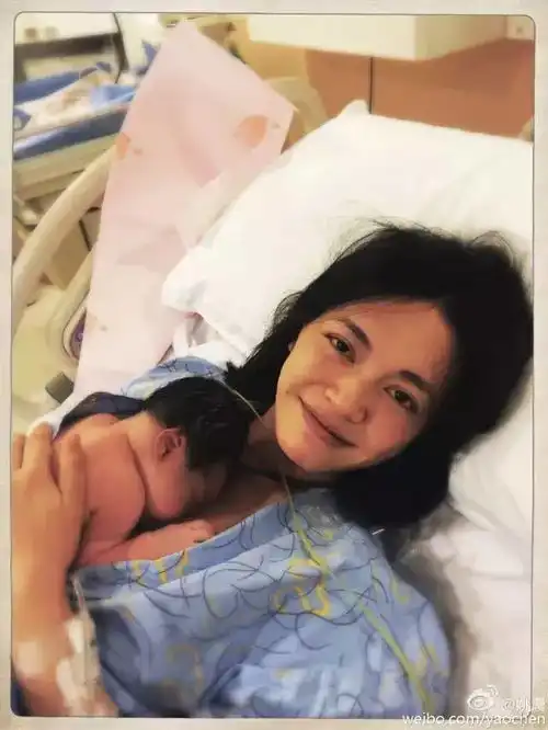她曾被说大嘴丑女,经历十年拼搏,转身变成时尚辣妈,被评为全球50位最具影响力的母亲