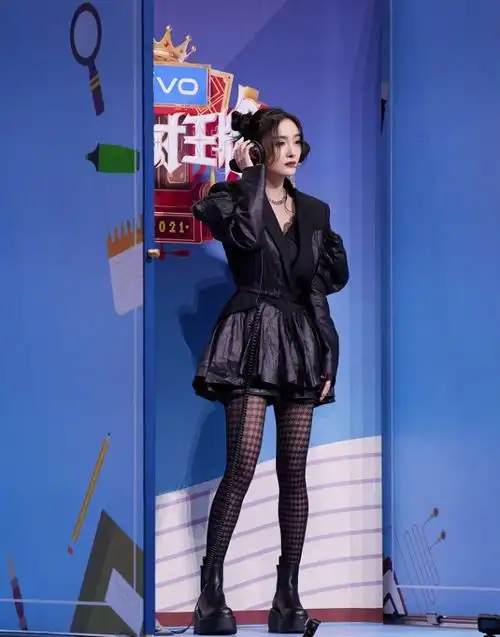 杨幂首录王牌对王牌,谁注意她脚上穿得啥女明星可真不容易