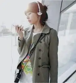 求一张戴耳机听音乐的女孩图片