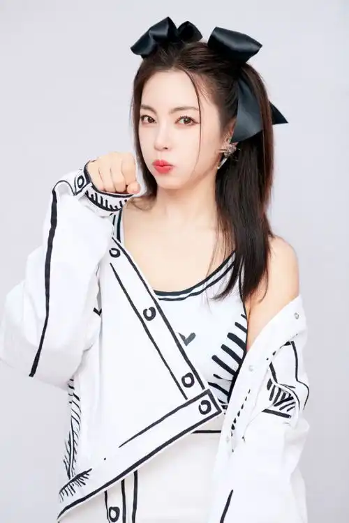 张雨绮动漫风造型元气满满,嘟嘴卖萌大秀少女感,香肩微露超迷人