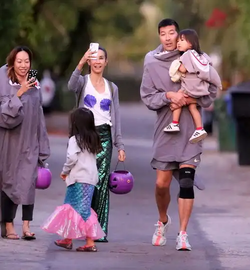 艾美奖华裔记者凌志慧,和女儿一起扮人鱼,快50岁裸妆也很自然