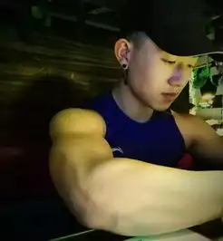 火爆朋友圈的壮汉臂自拍,只有二头肌发达的男生才敢玩