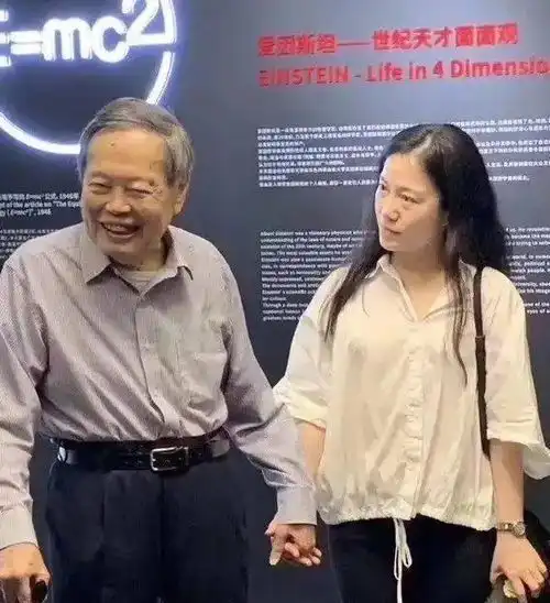 45岁翁帆挺时髦接地气,穿衣打扮简约却气质,中年女人可照着穿