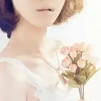 有没有手拿鲜花的女生头像