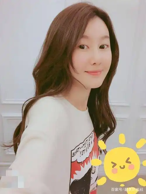 王宝强戴霸气黑超携女友出门,她穿一身粉配白,气质与马蓉太相似
