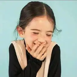 这个图片出自哪小女孩叫什么