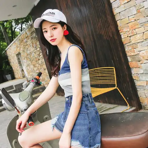 20岁少女的青春范,针织小背心才叫活力十足