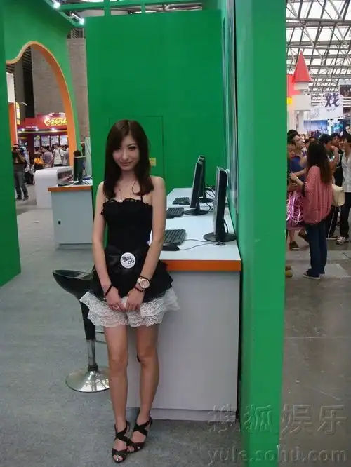 上海chinajoy美女让宅男疯狂手持胡萝卜求喂养
