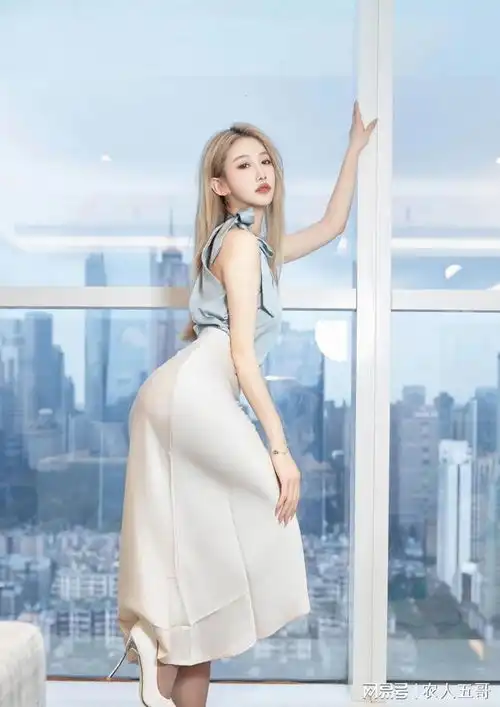 淡蓝色缎面小衫搭配米白色半身裙,展现女性的优雅气质