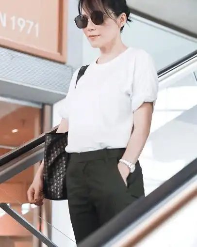 俞飞鸿真不愧气质女神,穿白色t恤搭配军绿色西裤,高级又洋气