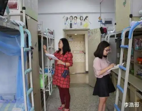 当宿管老师突击检查,女生的宝贝橘猫被发现,猫满脸都是慌张