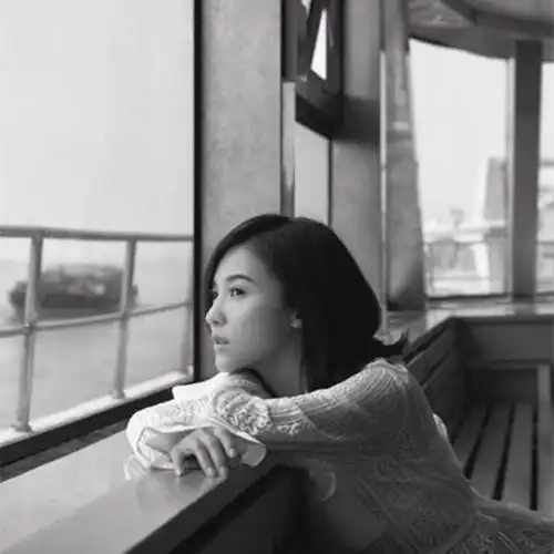 杨子姗身穿夏日长裙做南京女孩,网友重现了红白玫瑰