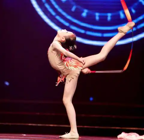 太美了少女化身舞蹈精灵演绎梦中幻境