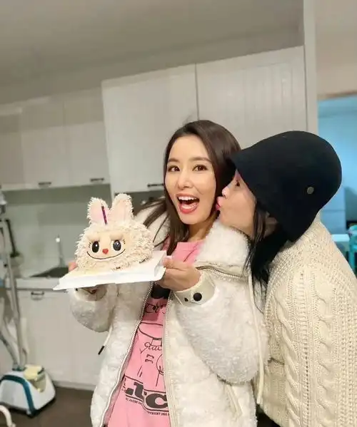 林心如迎来49岁生日,御用化妆师提前为其庆生,林心如满满少女感