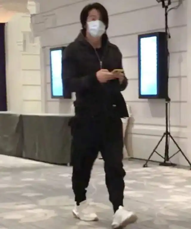 43岁言承旭变油腻大叔满脸胡渣撞脸冯德伦,同框安以轩像两代人