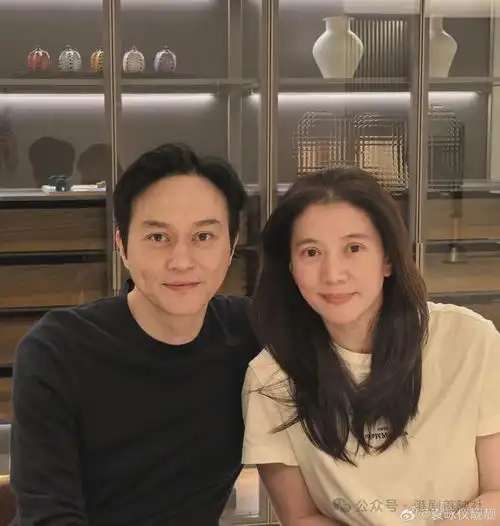 张智霖夫妇结婚24周年素颜合照并肩变老,宠妻购数千万手袋