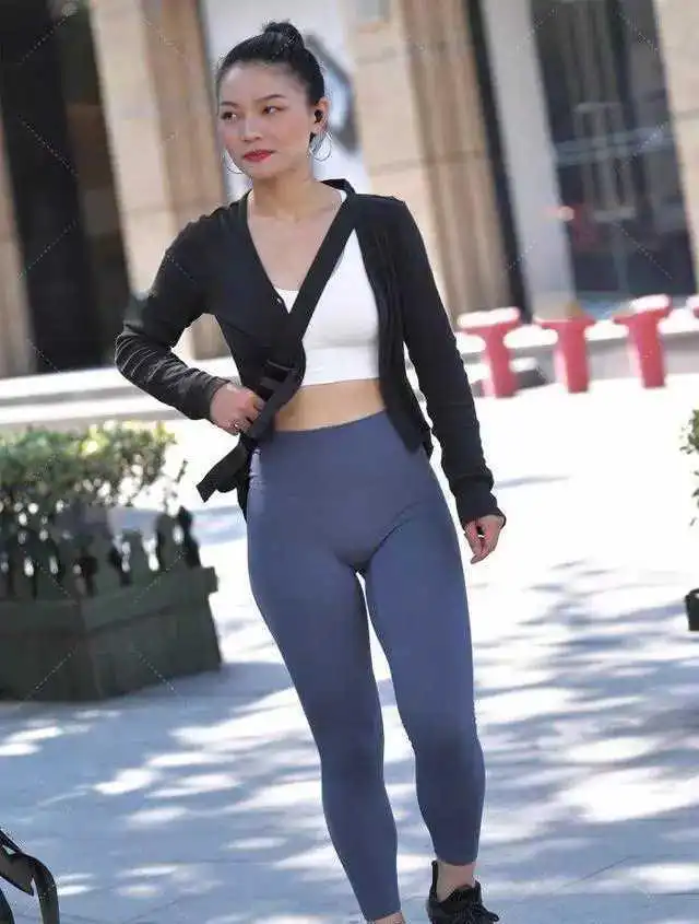 穿健美裤的美女,让造型显得时髦不单调,唯美动人