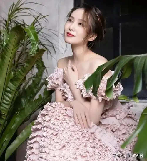 人淡如菊刘诗诗,气质出众优雅美的清新脱俗