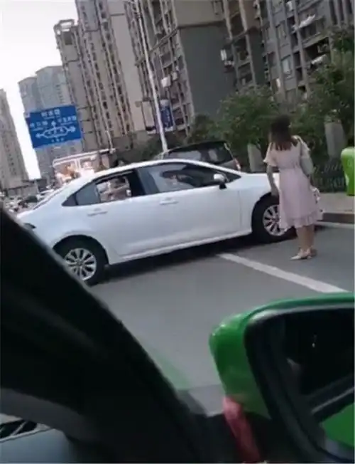 女司机开卡罗拉倒车,现场4个闺蜜帮忙都没用,可见其技术