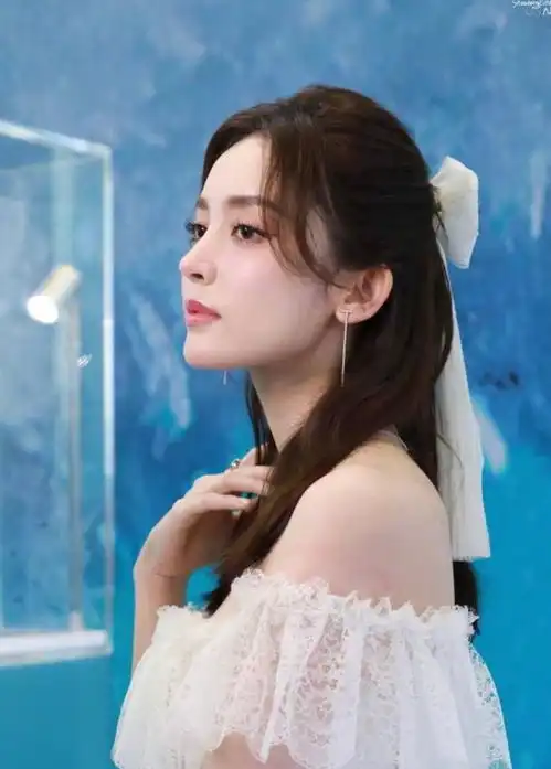 古力娜扎蝴蝶结仙子造型绝,流苏裙仙气飘飘,五官精致太美艳