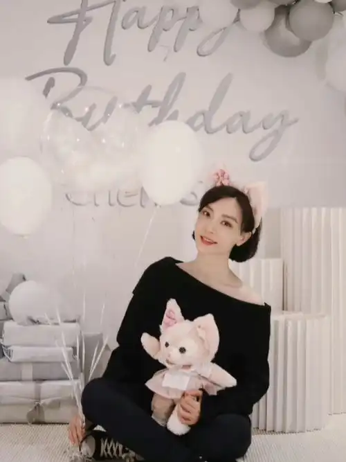 45岁陈数生日当天不忘练瑜伽戴玲娜贝儿头箍依旧少女心满满
