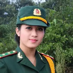 越南军装美女大集合能持枪也会玩妩媚
