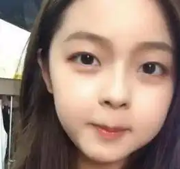 美女因婴儿肥走红网络,露出真容后,网友确定不是小孩