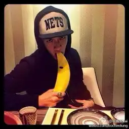 柯震东晒与萧亚轩同款香蕉手机壳大摆逗趣造型