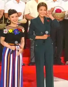 45岁央视主持朱迅近照曝光,腿比同框女主持长太多