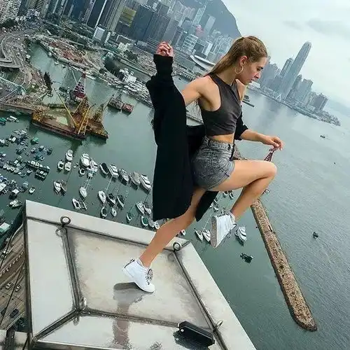 93年美女高楼边缘练瑜伽,一不小心粉身碎骨,堪称死亡的美